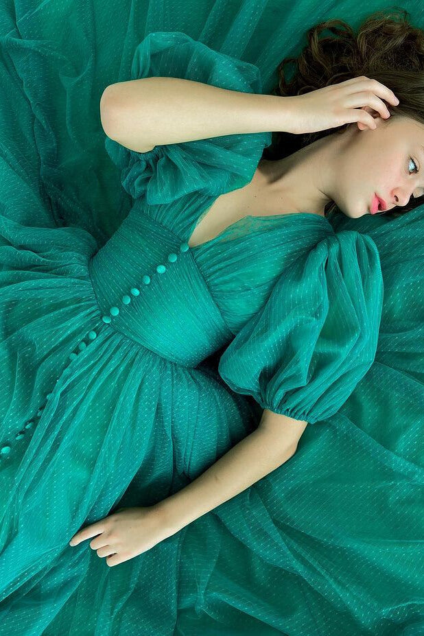 Dunkelgrünes Tüll-Abendkleid mit V-Ausschnitt, A-Linie, kurze Ärmel, gerüscht