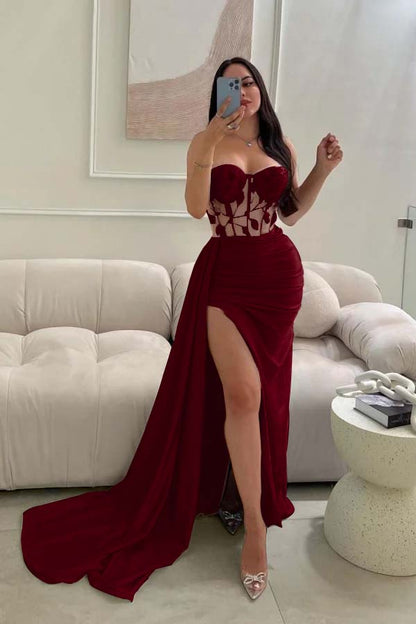 Babyblaues ärmelloses Ballkleid mit langer Spitze, Perlen und hohem Schlitz