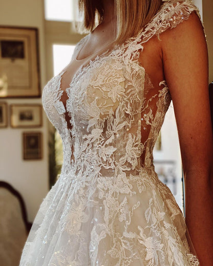 Ärmelloses Bateau-Brautkleid in A-Linie mit rückenfreier Kirchenschleppe und applizierter Spitze