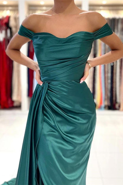 Dunkelgrünes, schulterfreies, langes Abendkleid im Meerjungfrau-Stil mit Schlitz und Rüschen