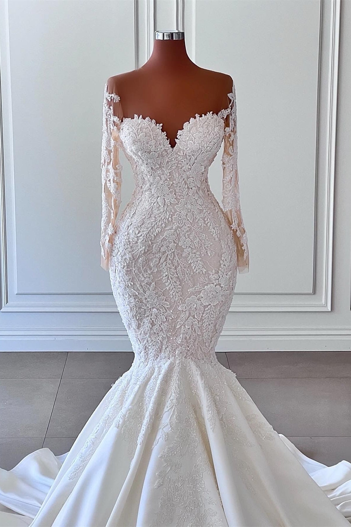 Herzförmiges Brautkleid im Meerjungfrau-Stil mit langen Ärmeln und Applikationen