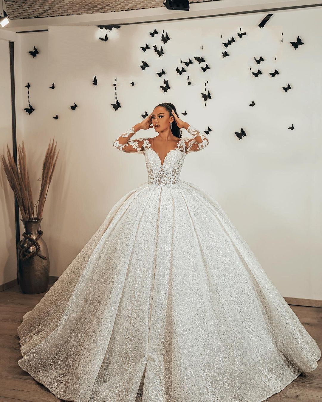 Ballkleid, herzförmiges Brautkleid mit langen Ärmeln, Rüschen und Applikationen, Spitze und Pailletten