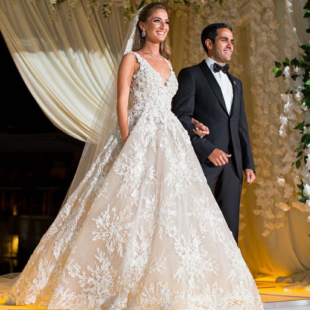 Glamouröses langes A-Linien-Brautkleid mit Blumenmuster und Spitze mit V-Ausschnitt