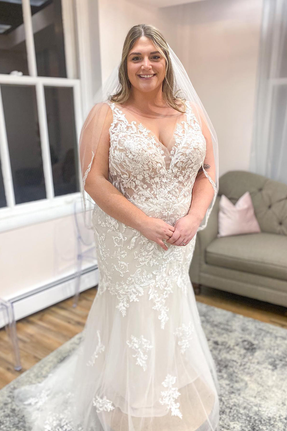Atemberaubendes Meerjungfrau-Brautkleid mit V-Ausschnitt, Spaghettiträgern und Applikationen aus Spitzentüll