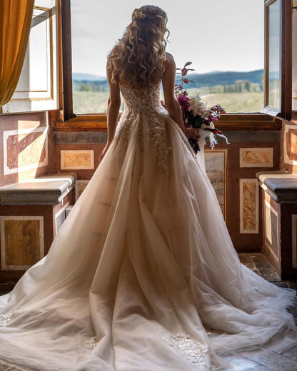 Herzförmiges Brautkleid in A-Linie mit rückenfreier Schleppe und floraler Tüllspitze