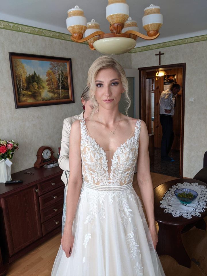 Langes A-Linien-Brautkleid aus Tüll mit V-Ausschnitt und offenem Rücken