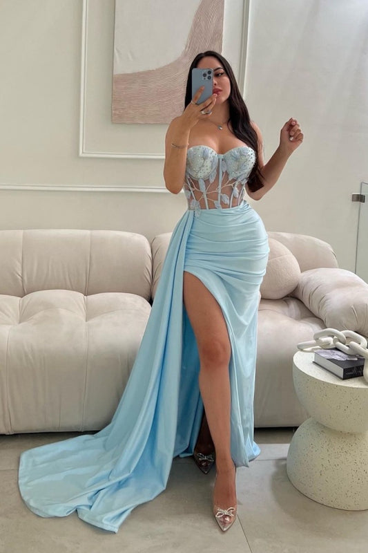 Babyblaues ärmelloses Ballkleid mit langer Spitze, Perlen und hohem Schlitz