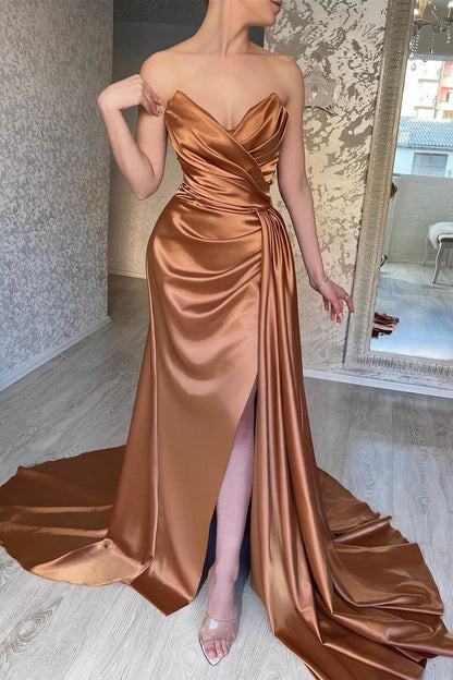 Braunes, ärmelloses Abendkleid mit V-Ausschnitt und Rüschen