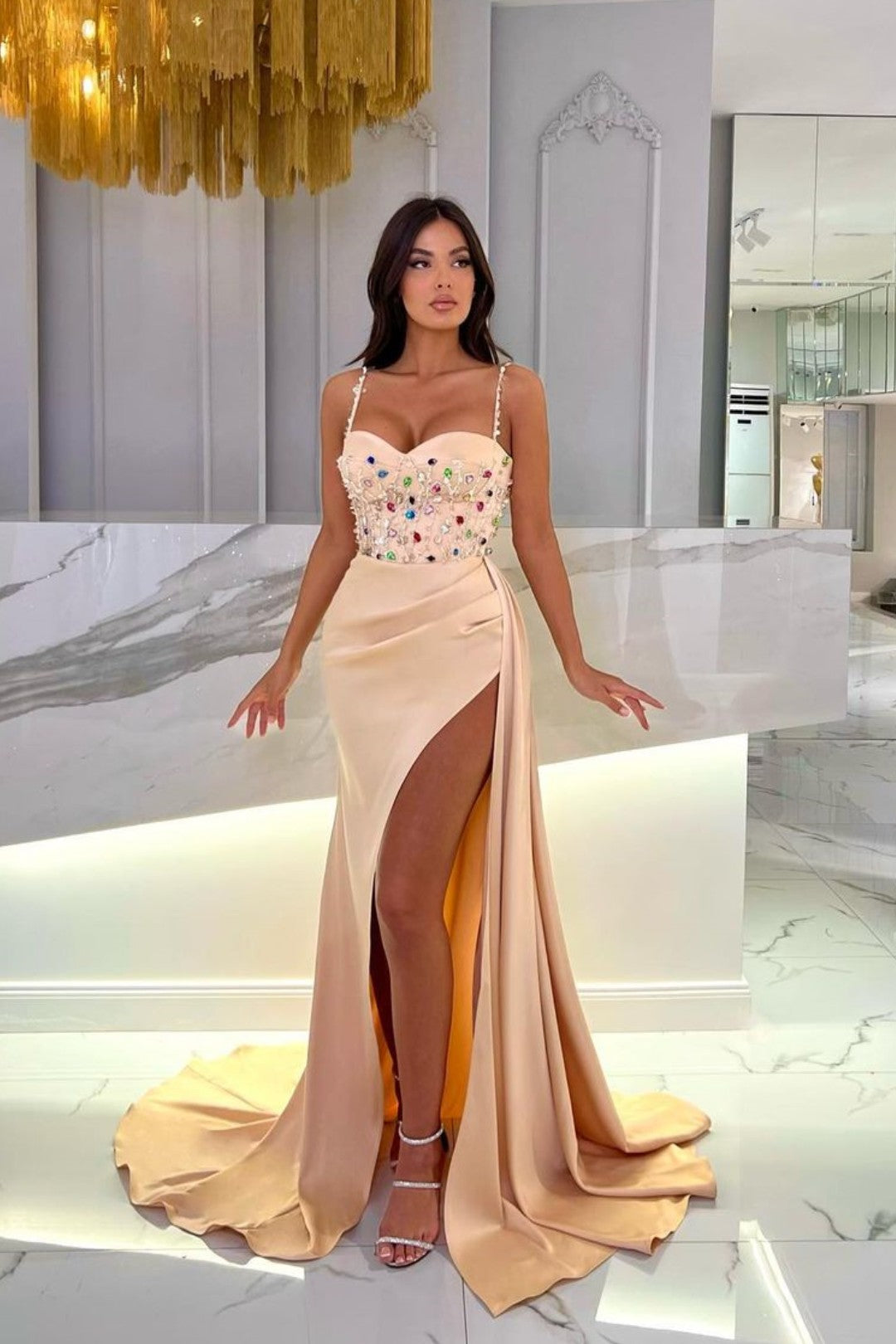 Langes Ballkleid im Prinzessin-Stil mit Strass-Spaghettiträger-Schlitz