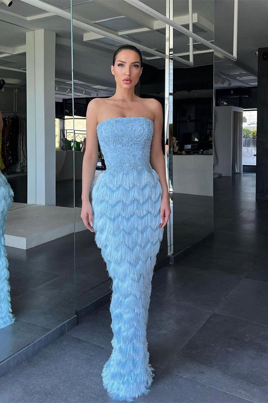 Bezauberndes blaues schulterfreies Ballkleid mit Federperlen