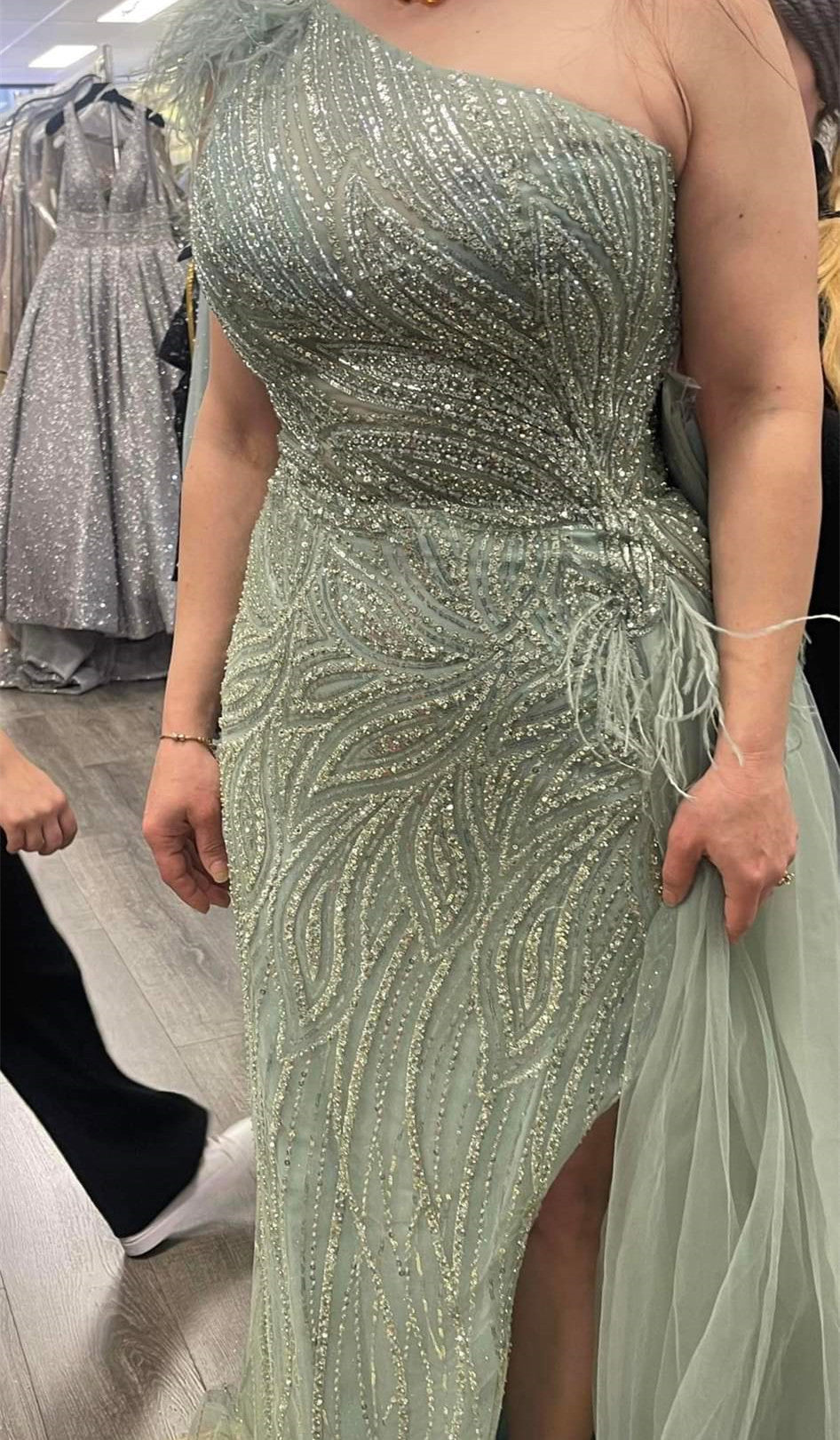 Dusty Sage One-Shoulder-Meerjungfrau-Abendkleid mit Perlenschlitz