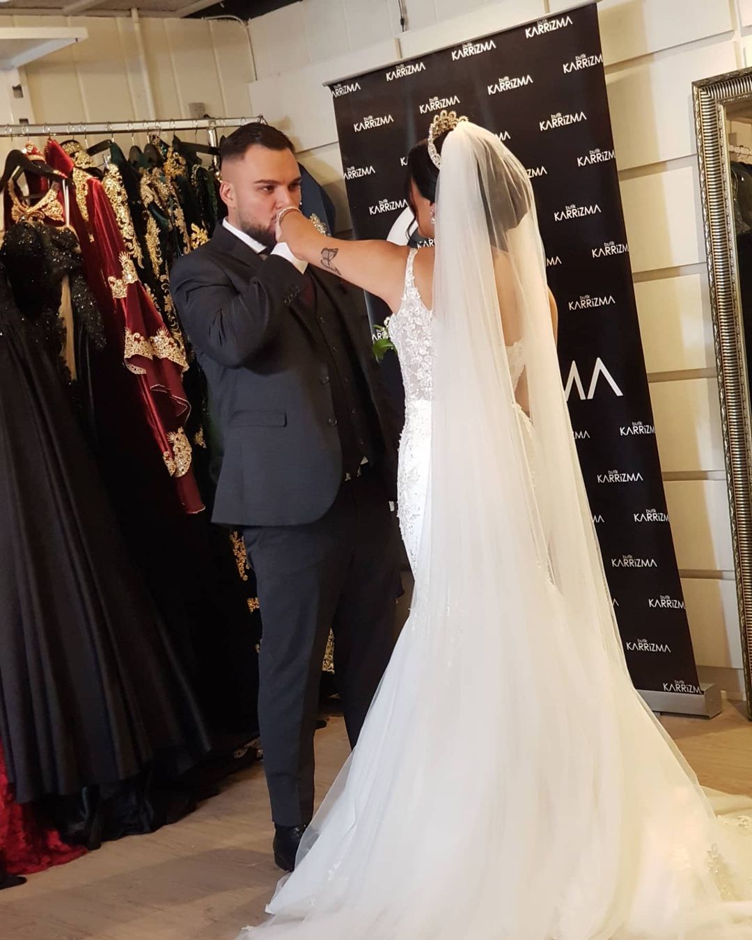 Langes Meerjungfrau-Brautkleid aus Tüll mit Spaghettiträgern und Spitzenapplikationen