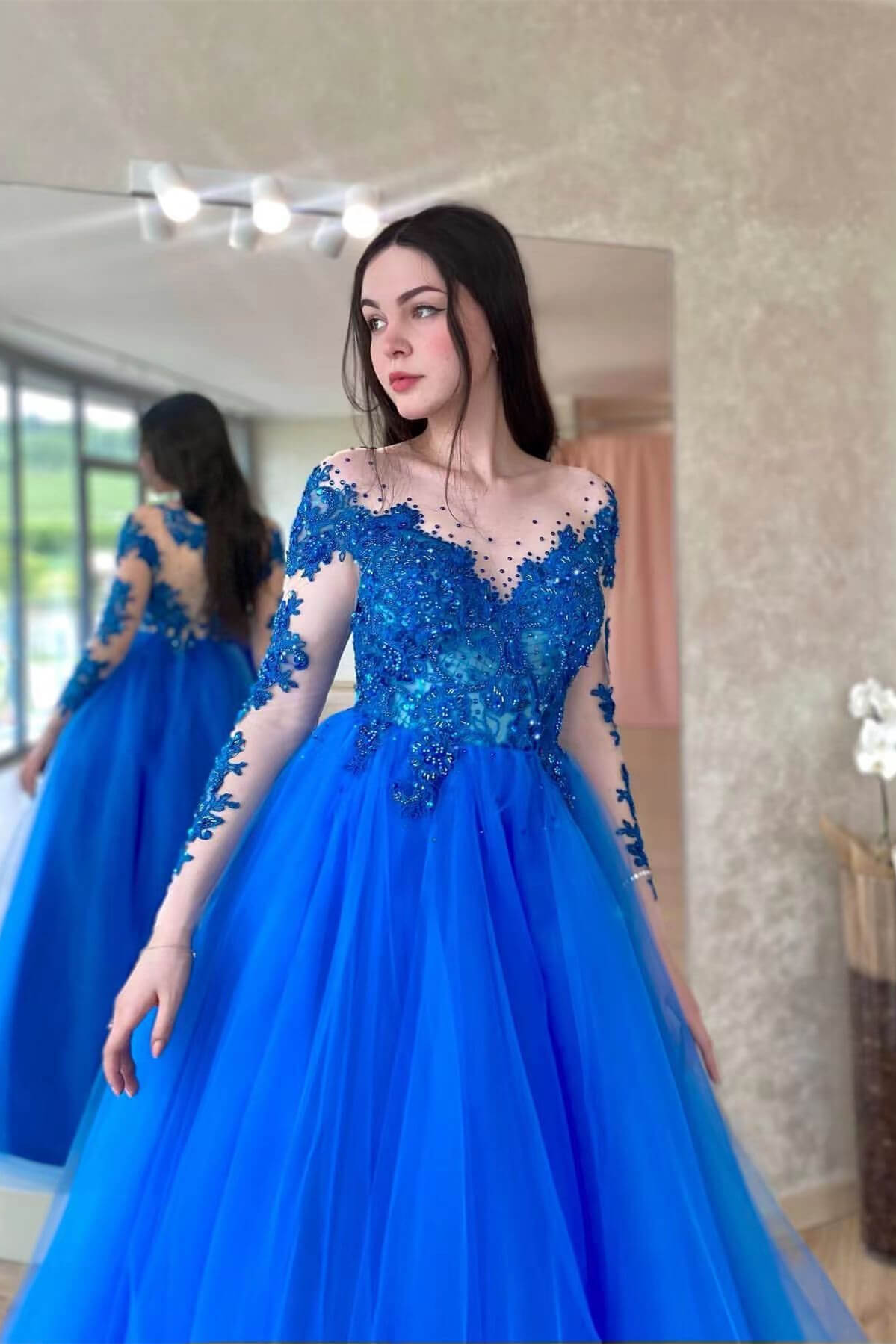 Erstaunliches königsblaues, langärmliges Tüll-Abschlussballkleid mit Applikationen