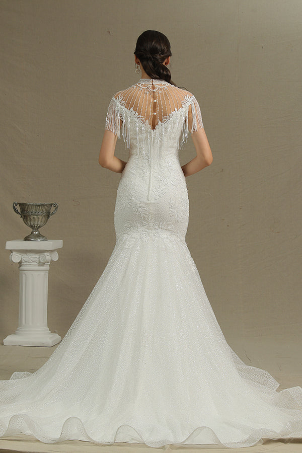 Hochgeschlossenes Brautkleid im Meerjungfrau-Stil mit Perlenquaste