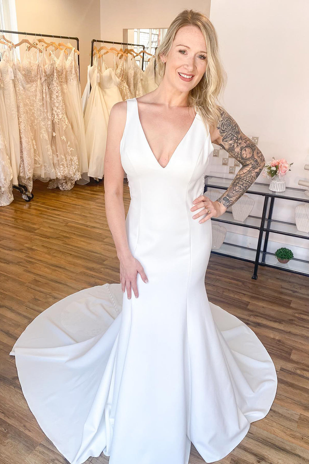 Brautkleid im Meerjungfrau-Stil mit breiten Trägern, tiefem V-Ausschnitt und rückenfreien Applikationen