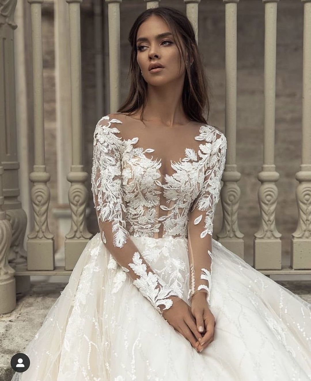 Wunderschönes Bateau-Brautkleid in A-Linie mit langärmliger Schleppe und Spitzenapplikationen
