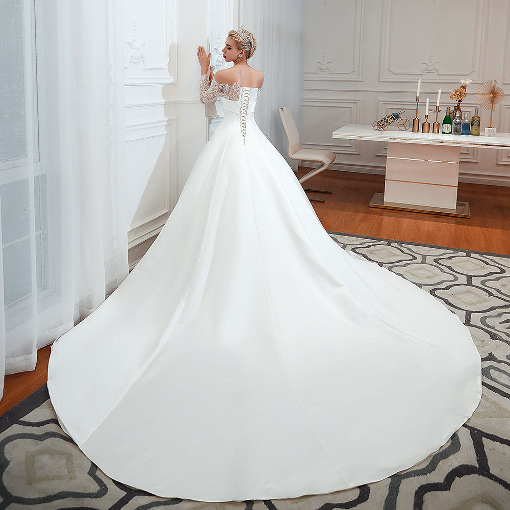 Atemberaubendes, schulterfreies, langärmliges A-Linie-Brautkleid aus Satin mit Spitze