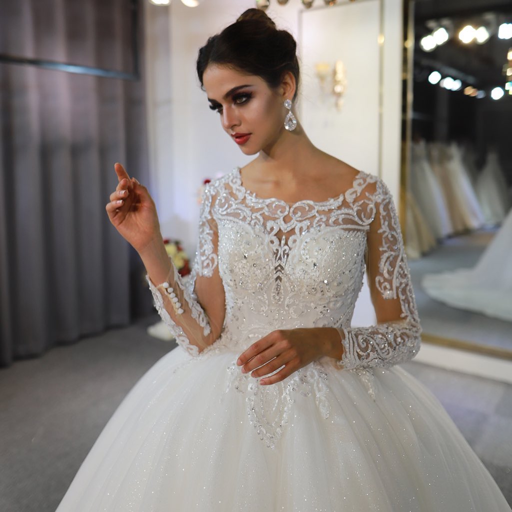 Wunderschönes Bateau-Brautkleid in A-Linie mit langen Ärmeln und Applikationen aus Spitze und Pailletten