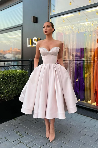 Ärmelloses, kurzes Abendkleid mit Herzausschnitt, Perlenstickerei und Taschen
