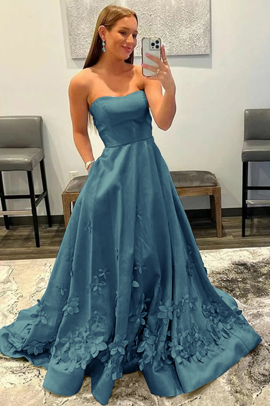 Babyblaues, trägerloses, ärmelloses Abendkleid mit Applikationen online