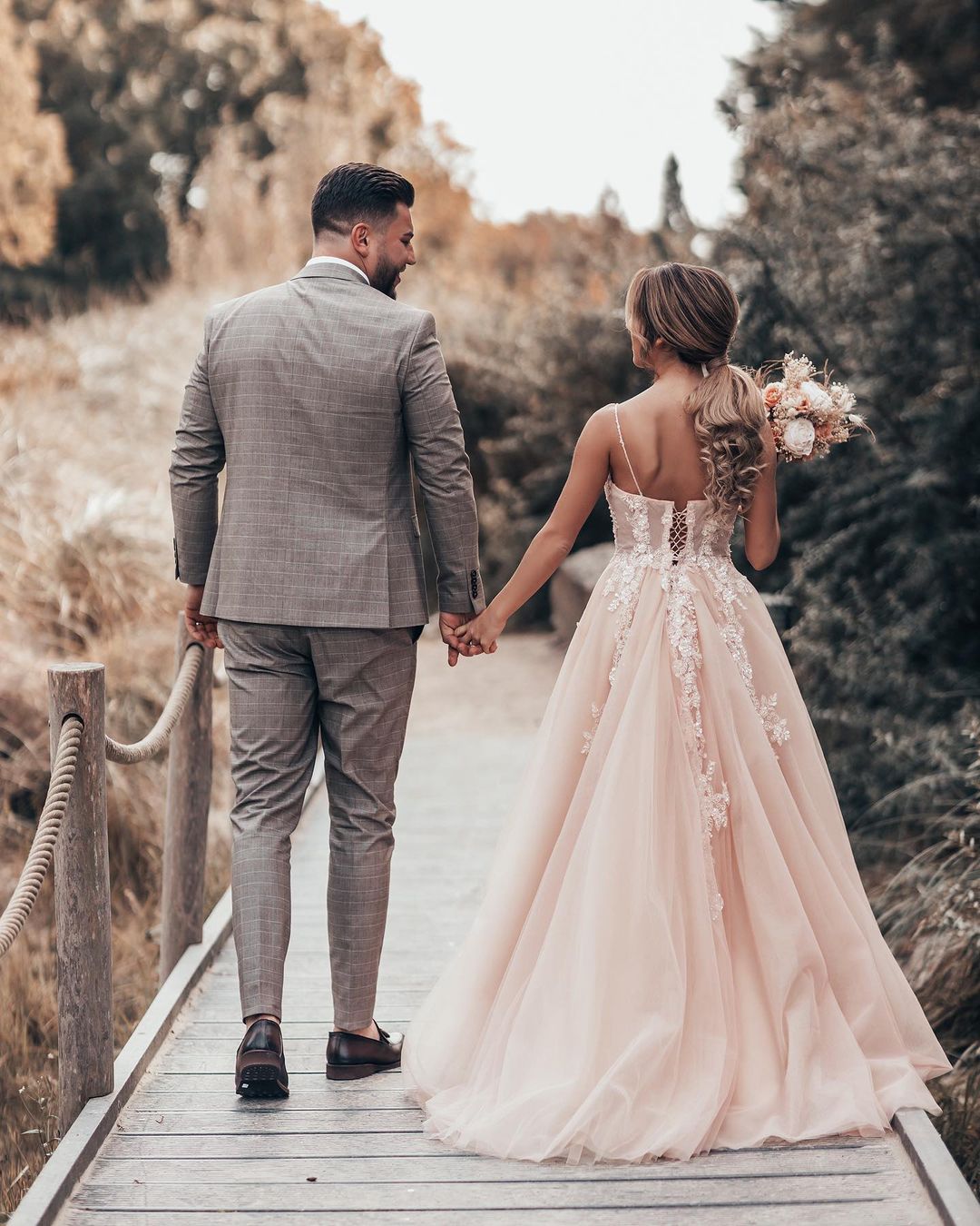Langes Brautkleid in A-Linie mit Spaghettiträgern, Tüll und Spitze