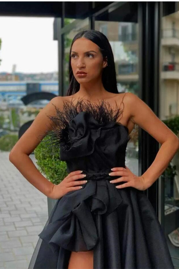 Schwarzes langes Ballkleid mit Schlitz und Feder