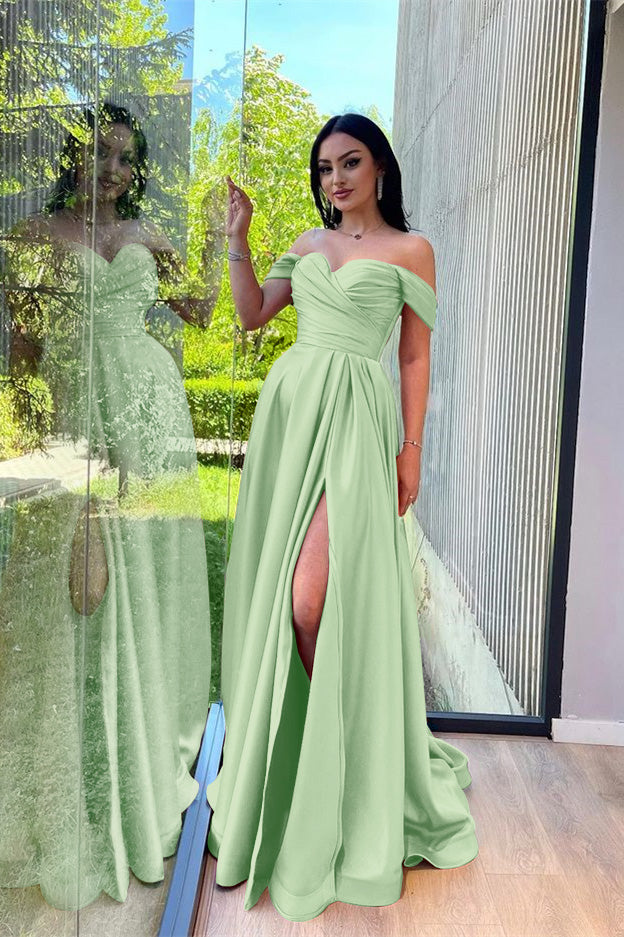 Herrliches, schulterfreies Abendkleid in Altrosa mit Schlitz vorne und Herzausschnitt