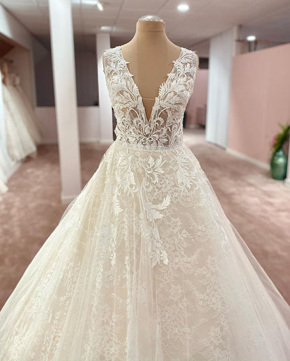 Schlichtes Brautkleid in A-Linie mit V-Ausschnitt, breiten Trägern und Spitzenapplikationen