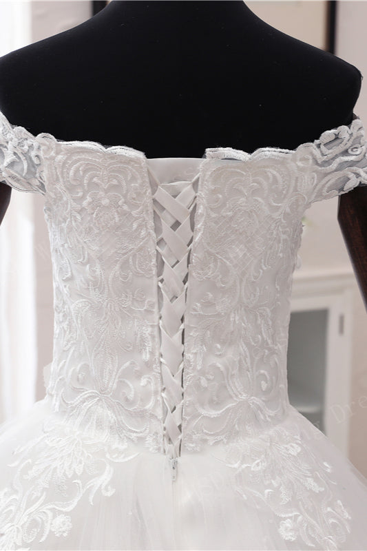 Ballkleid, schulterfreies, langes Brautkleid aus Tüll mit Spitzenapplikationen