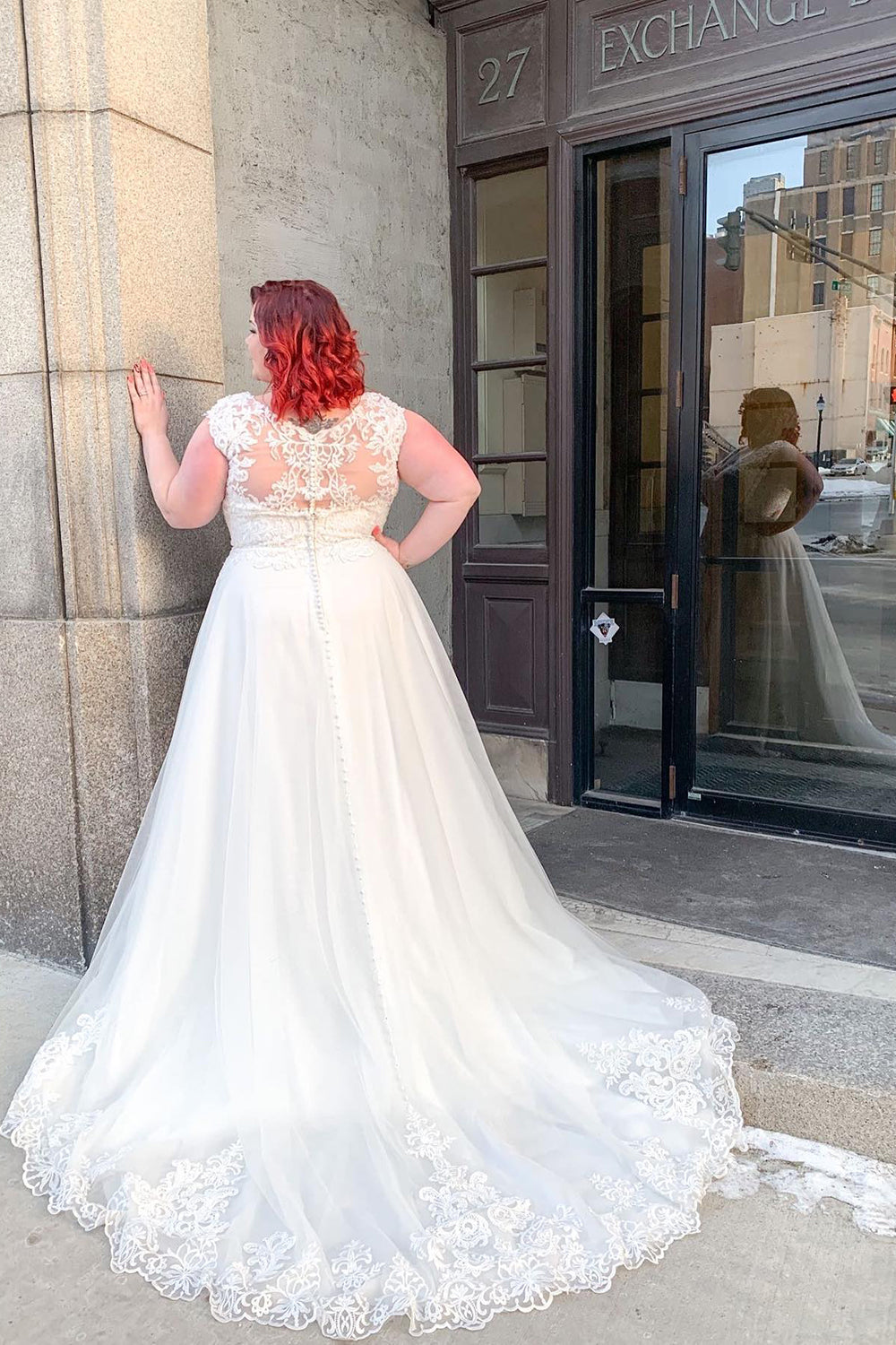 Bezauberndes A-Linien-Brautkleid mit breiten Trägern, V-Ausschnitt und Spitzenapplikationen