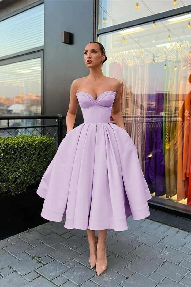 Ärmelloses, kurzes Abendkleid mit Herzausschnitt, Perlenstickerei und Taschen