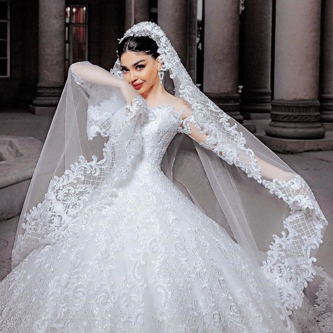 Langes Brautkleid im Prinzessin-Stil mit Perlenapplikationen