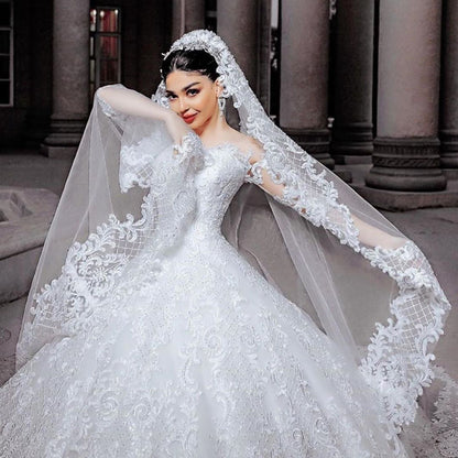 Langes Brautkleid im Prinzessin-Stil mit Perlenapplikationen