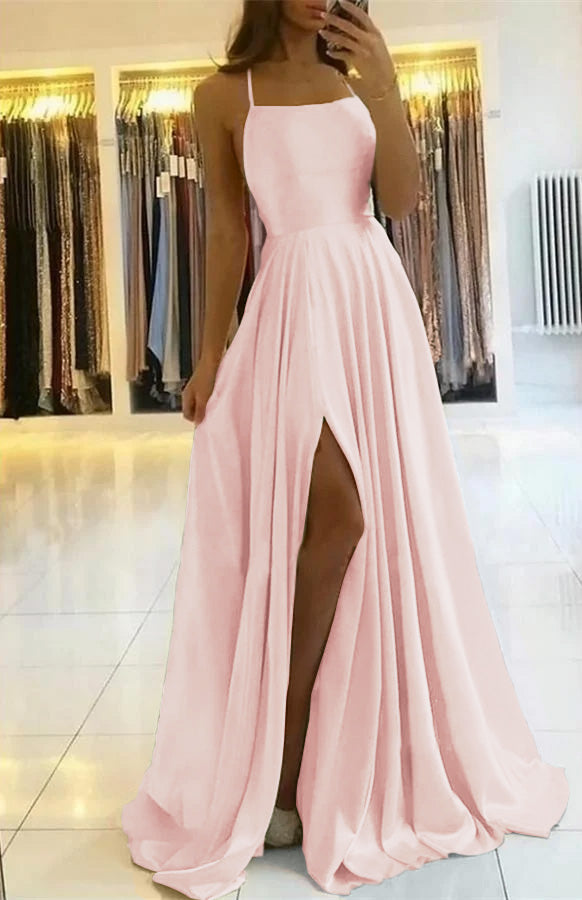 Salbeigrünes, langes, plissiertes Ballkleid mit Spaghettiträgern und Schlitz