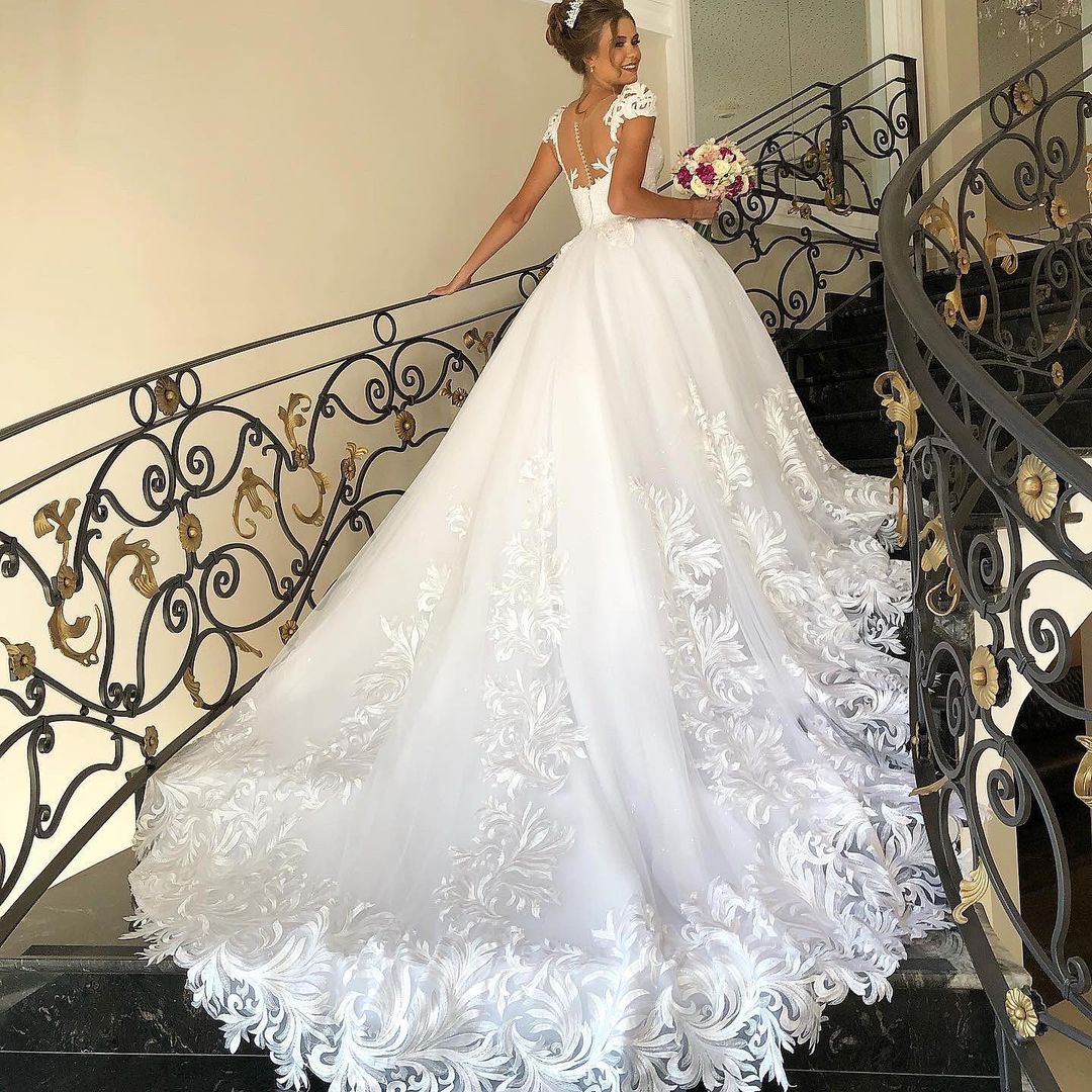 Elegantes Prinzessin-Hochzeitskleid mit langen Flügelärmeln und Tüllspitze