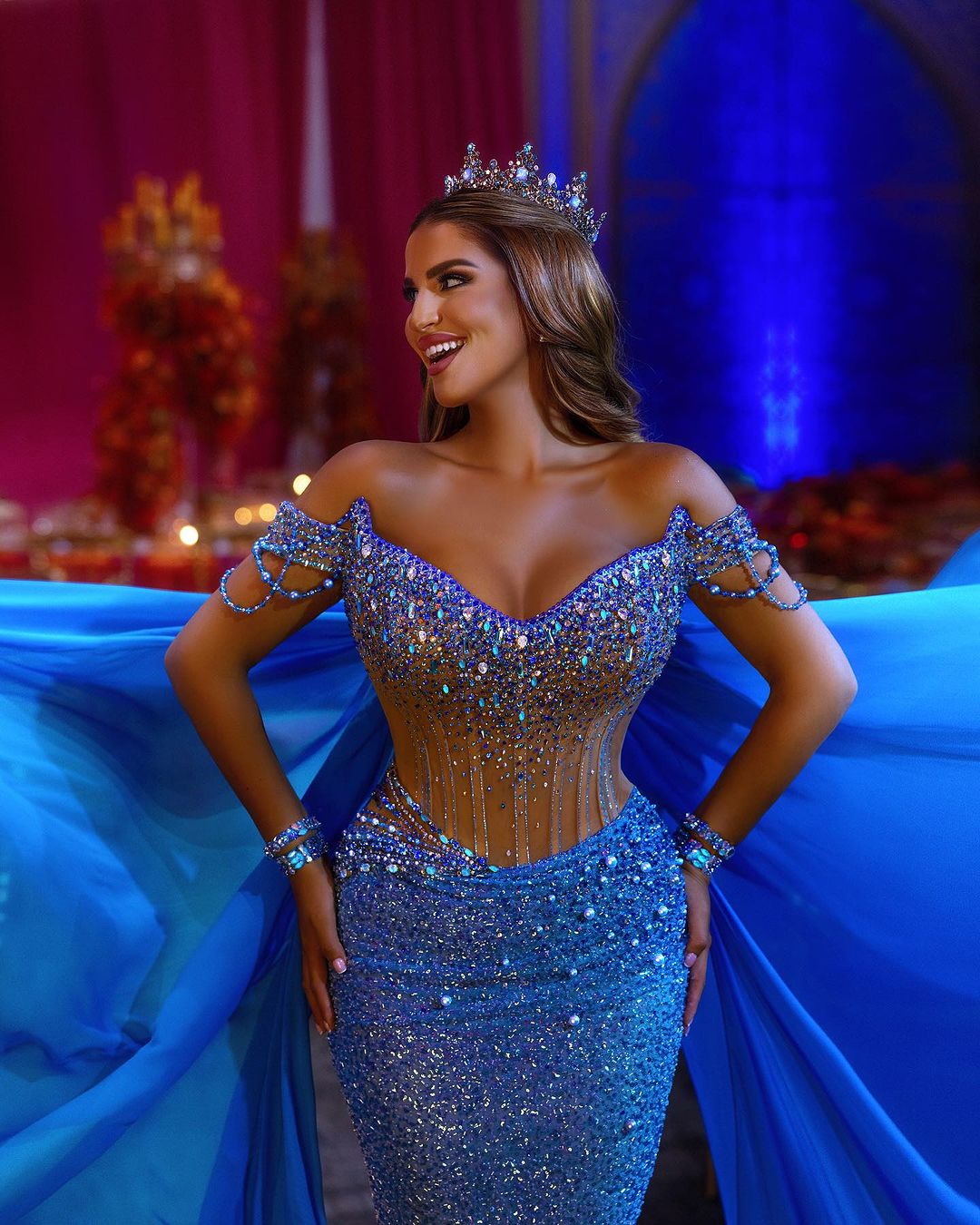 Blaues schweres Ballkleid mit Pailletten, schulterfrei, Perlen, V-Ausschnitt