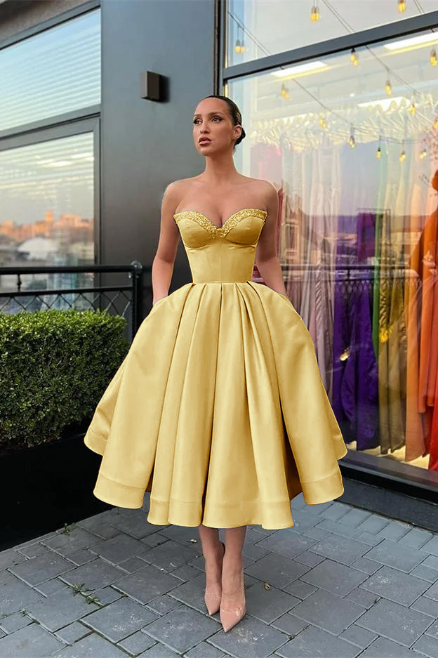 Ärmelloses, kurzes Abendkleid mit Herzausschnitt, Perlenstickerei und Taschen