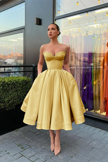 Ärmelloses, kurzes Abendkleid mit Herzausschnitt, Perlenstickerei und Taschen