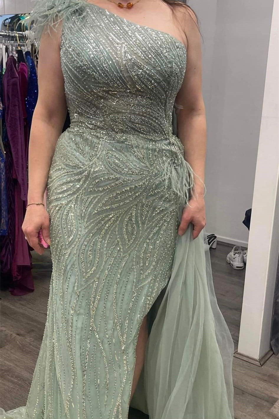Dusty Sage One-Shoulder-Meerjungfrau-Abendkleid mit Perlenschlitz