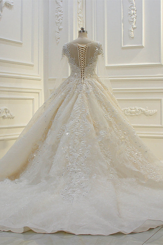 Langärmliges, perlenbesetztes Ballkleid-Brautkleid von Bateau mit Spitzenapplikationen