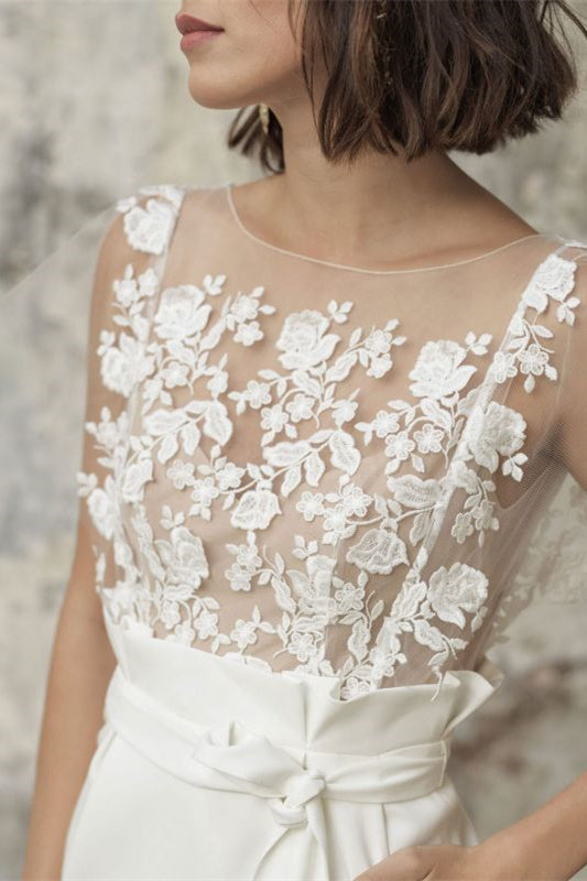 Kurzes Bateau-Brautkleid mit Applikation und Gürteltasche