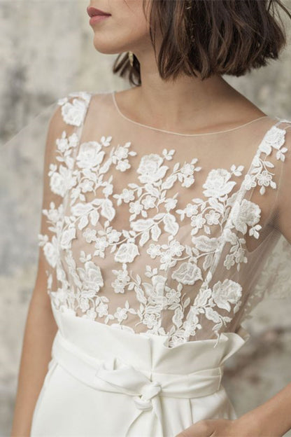 Kurzes Bateau-Brautkleid mit Applikation und Gürteltasche