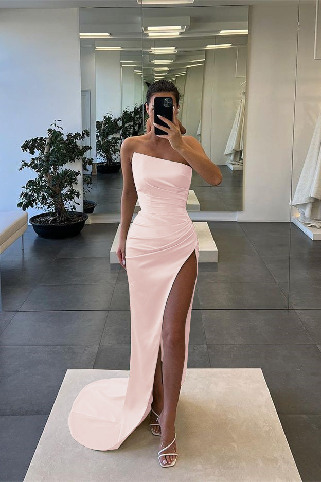 Ärmelloses, trägerloses, langes Abendkleid im Meerjungfrau-Stil mit Schlitz