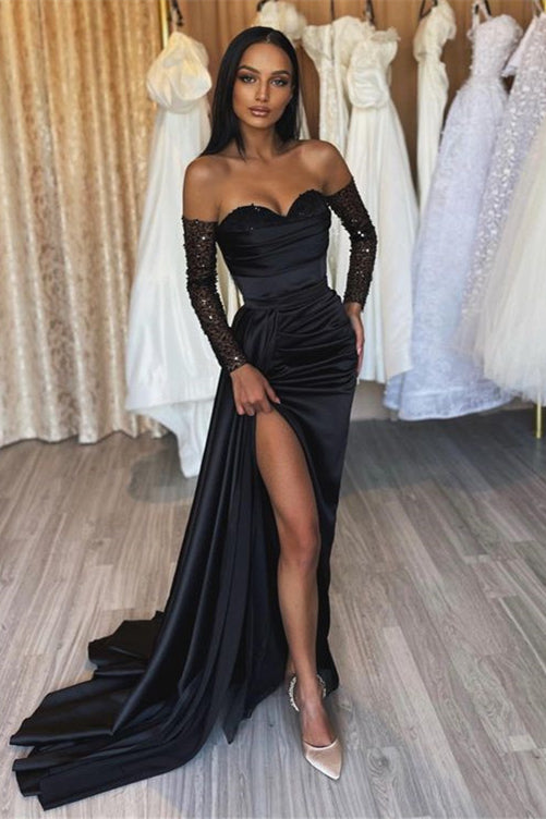 Schwarzes Ballkleid mit Herzausschnitt, kurzen Ärmeln und plissiertem Schlitz