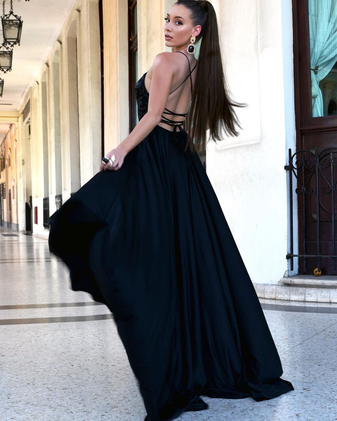Dunkelblaues Abendkleid mit Spaghettiträgern und Schlitz