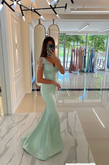 Erstaunliches mintgrünes Ballkleid mit Flügelärmeln, langem Vorderschlitz und Perlenknöpfen