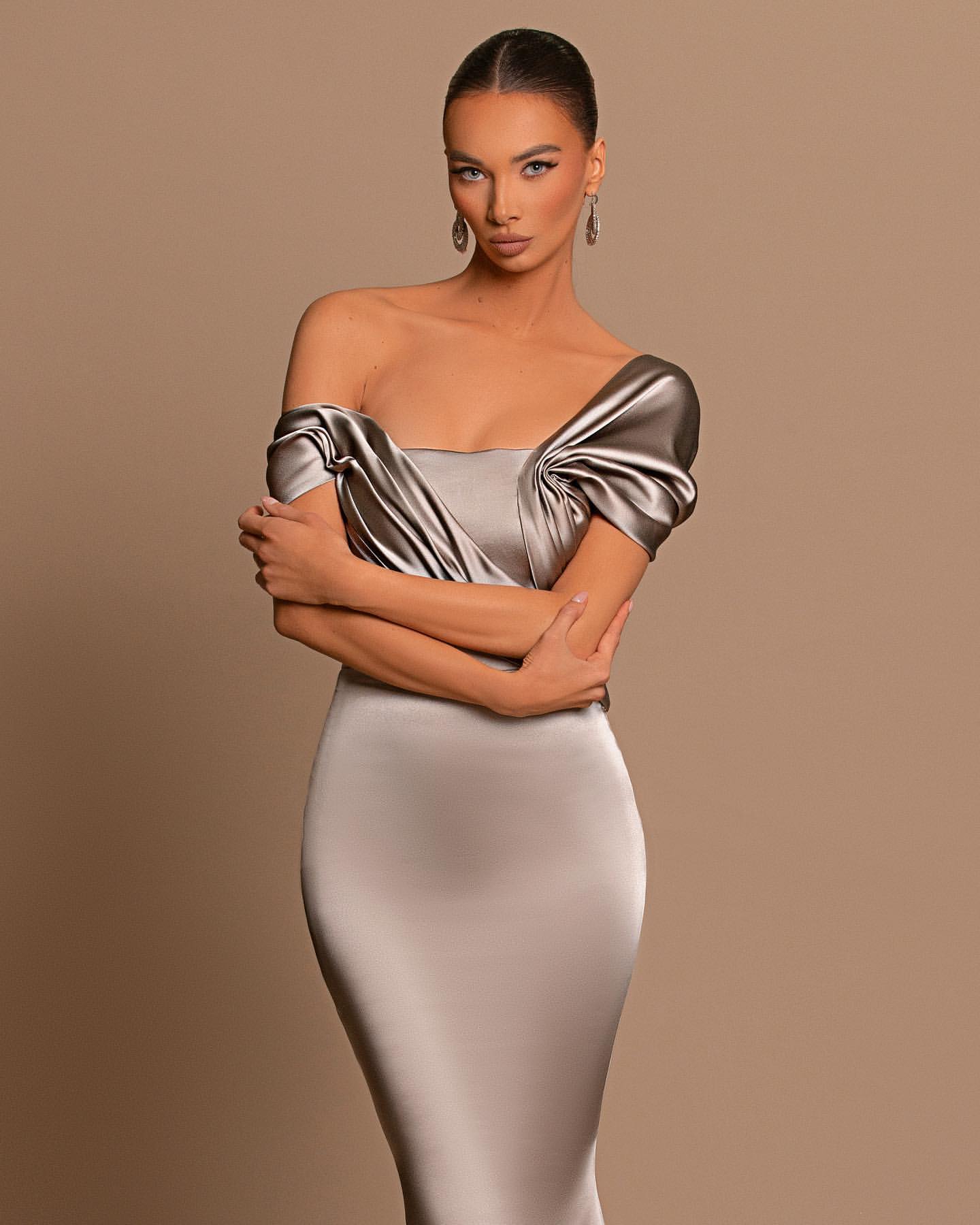Graues Abendkleid, schulterfreies Bateau-Faltenkleid