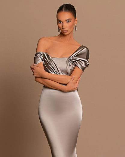 Graues Abendkleid, schulterfreies Bateau-Faltenkleid