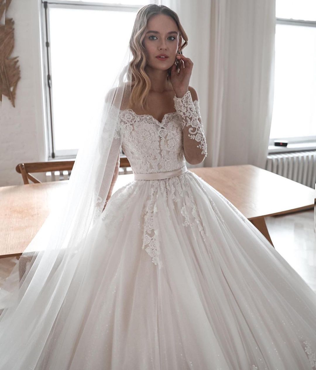 Langes Ballkleid-Brautkleid mit Ärmeln