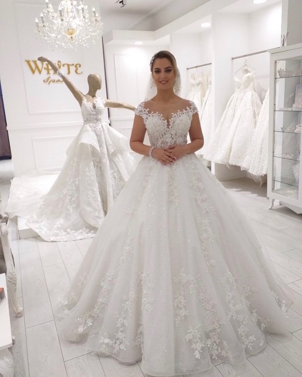 A-Linie, ärmelloses, bodenlanges Brautkleid mit Rüschen, Tüll und Spitzenapplikationen